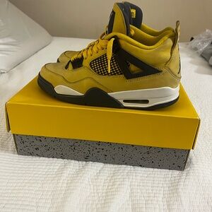 Jordan 4 lightnings size 9